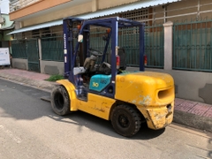Xe nâng dầu KOMATSU FD30C-12 khung 5m chui vào cont