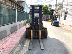 Xe nâng dầu KOMATSU FD30C-12 khung 5m chui vào cont