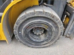 Xe nâng điện ngồi lái KOMATSU FB25-12 năm 2017, nâng cao 3m