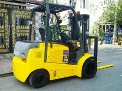 Xe nâng điện ngồi lái KOMATSU FE30-1 chui công, lốp kép