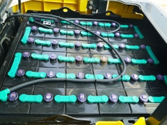 Xe nâng điện ngồi lái KOMATSU FE30-1 chui công, lốp kép