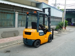 Xe nâng xăng TOYOTA 7FG10 năm 2005, nâng cao 4m