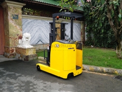 Xe nâng điện đứng lái KOMATSU FB15RW-15 nhỏ gọn dễ lái