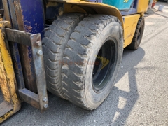 Xe nâng dầu KOMATSU FD30C-12 khung 5m chui vào cont