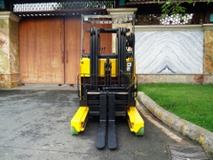 Xe nâng điện đứng lái TCM FRHB25-8 năm 2011, nâng cao 4m