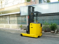 Xe nâng điện đứng lái FBRAW15-63-650M năm 2001, nâng cao 6.5m