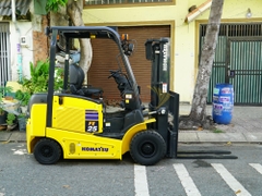 Xe nâng điện ngồi lái KOMATSU FE25-1 sẵn chức năng dịch giá