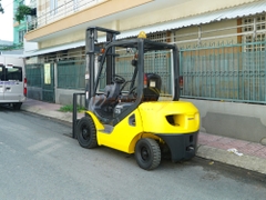 Xe nâng dầu KOMATSU FD25T-17 khung 4m 2 tầng chắc khỏe