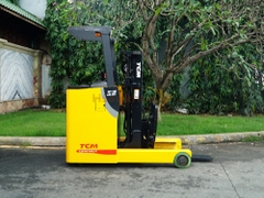 Xe nâng điện đứng lái TCM FRHB25-8 năm 2011, nâng cao 4m