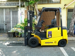 Xe nâng điện ngồi lái KOMATSU FE25-1 sẵn chức năng dịch giá