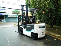 Xe nâng điện ngồi lái UNICARRIERS FB30-8 dịch càng tiện lợi