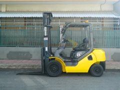 Xe nâng dầu KOMATSU FD25T-17 khung 4m 2 tầng chắc khỏe