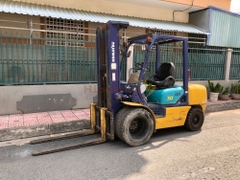 Xe nâng dầu KOMATSU FD30C-12 khung 5m chui vào cont