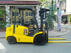Xe nâng điện ngồi lái KOMATSU FE30-1 chui công, lốp kép