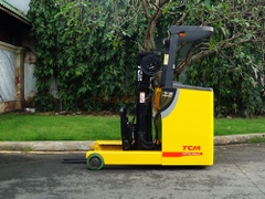 Xe nâng điện đứng lái TCM FRHB25-8 năm 2011, nâng cao 4m