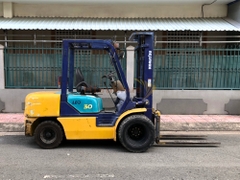 Xe nâng dầu KOMATSU FD30C-12 khung 5m chui vào cont