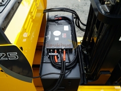 Xe nâng điện đứng lái TCM FRHB25-8 năm 2011, nâng cao 4m