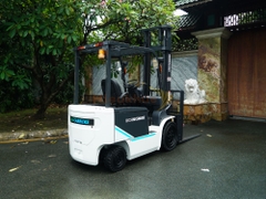 Xe nâng điện ngồi lái UNICARRIERS FB30-8 dịch càng tiện lợi