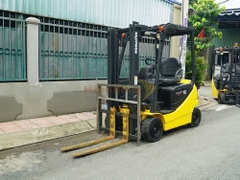 Xe nâng điện ngồi lái KOMATSU FB15-12 năm 2009, nâng cao 3m