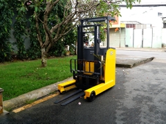 Xe nâng điện đứng lái KOMATSU FB15RW-15 nhỏ gọn dễ lái