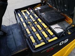 Xe nâng điện ngồi lái KOMATSU FB09M-12 năm 2017, nâng cao 3m