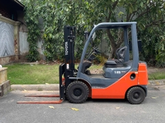 Xe nâng dầu TOYOTA 42-8FDL18