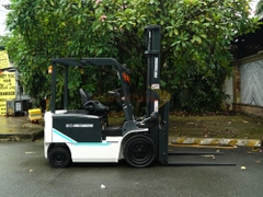 Xe nâng điện ngồi lái UNICARRIERS FB30-8 dịch càng tiện lợi