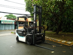 Xe nâng điện ngồi lái UNICARRIERS FB30-8 dịch càng tiện lợi