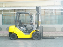 Xe nâng dầu KOMATSU FD25T-17 khung 4m 2 tầng chắc khỏe