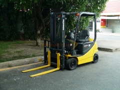 Xe nâng điện ngồi lái KOMATSU FB18-12 năm 2009, nâng cao 3m