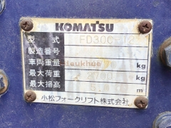 Xe nâng dầu KOMATSU FD30C-12 khung 5m chui vào cont