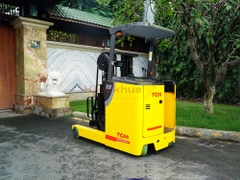 Xe nâng điện đứng lái TCM FRHB25-8 năm 2011, nâng cao 4m