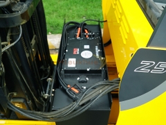 Xe nâng điện đứng lái TCM FRHB25-8 năm 2011, nâng cao 4m