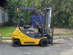 Xe nâng điện ngồi lái KOMATSU FB20A-12 năm 2016, nâng cao 3m