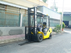Xe nâng dầu KOMATSU FD25T-17 khung 4m 2 tầng chắc khỏe