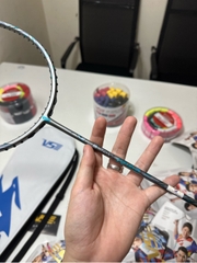 VỢT CẦU LÔNG VS TI 1000 XÁM / TRẮNG