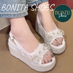 BMC21 HOA Sandal xuồng nữ đế cối Bonita Shoes khoá gài đế cối quai lưới U đính HOA cao 9cm - NS1