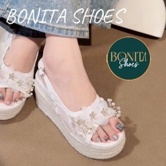 BMC21 HOA Sandal xuồng nữ đế cối Bonita Shoes khoá gài đế cối quai lưới U đính HOA cao 9cm - NS1