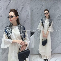 AD em cổ tròn thêu hoa cúc