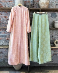 AD tơ ánh vân hoa hồng cổ 3p đính tag nơ lót kem +quần tơ xanh lá vân hoa (size L) CS2