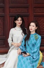 AD lụa thọ xanh đậm cổ tròn bo đính 5 nơ xanh (quần lụa thọ vàng)