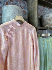 AD tơ ánh vân hoa hồng cổ 3p đính tag nơ lót kem +quần tơ xanh lá vân hoa (size L) CS2