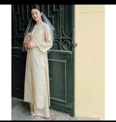 AD kem cổ tròn thêu hoa hồng