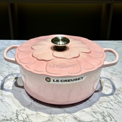 NỒI GANG LE CREUSET PETAL SHELL PINK NẮP HOA 26CM MÀU HỒNG