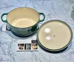 NỒI GANG LE CREUSET NOEL ARTICHAUT 24CM NÚM VÀNG TRÒN MÀU XANH
