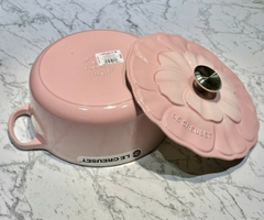 NỒI GANG LE CREUSET PETAL SHELL PINK NẮP HOA 26CM MÀU HỒNG