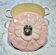 NỒI GANG LE CREUSET PETAL SHELL PINK NẮP HOA 26CM MÀU HỒNG