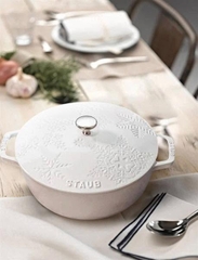Nồi gang Staub snowflake black bông tuyết 24cm màu đen