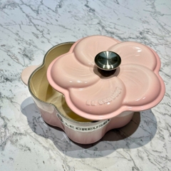 NỒI GANG LE CREUSET FLORAL HỒNG SHELL PINK NẮP CÁNH HOA 20CM