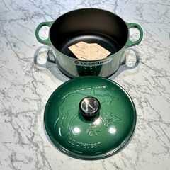 NỒI GANG LE CREUSET ARTICHAUT PHÙ THỦY 24CM XANH